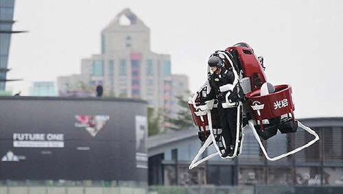 세계 최초의 개인용 비행장치인 제트팩(jet-pack)의 상업화에 앞서 첫 시험비행이 중국 선전시에서 성공적으로 이뤄졌다. 지난 6일 선전시 환러(歡樂)해안 테마파크에서 이뤄진 시험비행에서 제트팩은 수십미터를 올라가 5분여간 간단한 비행동작을 보여준 뒤 무대 위로 안전하게 내려앉았다. < 중국 계면 웹사이트 캡처 >